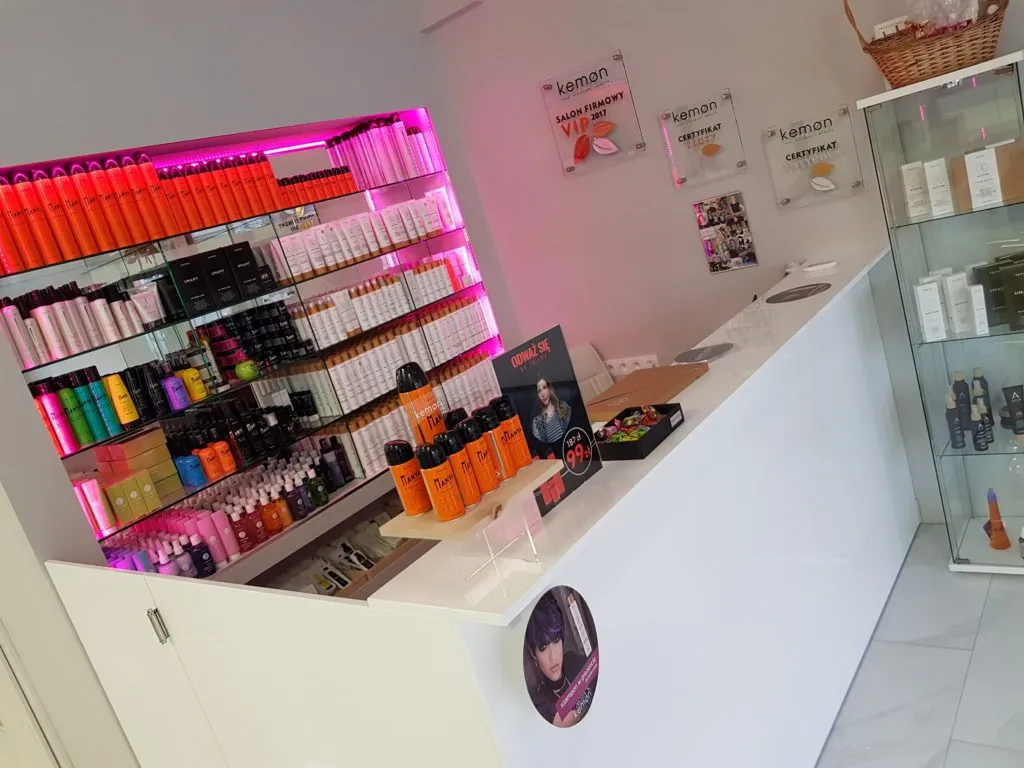 Recepcja salonu KRS KEMON z kosmetykami Kemon